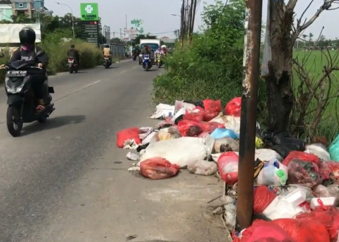 Warga Babelan Bekasi Keluhkan Tumpukan Sampah yang Tidak Kunjung Diangkut Pasca Lebaran