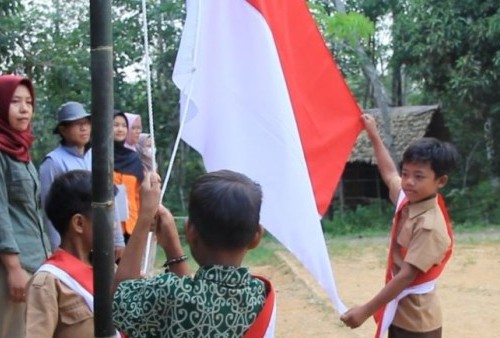 Potret Orang Rimba Suku Anak Saat Upacara Bendera HUT ke-77 RI 