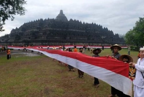 Bikin Merinding, Sang Saka Merah Putih Sepanjang 1.000 Meter Terbentang Mengelilingi Candi Borobudur