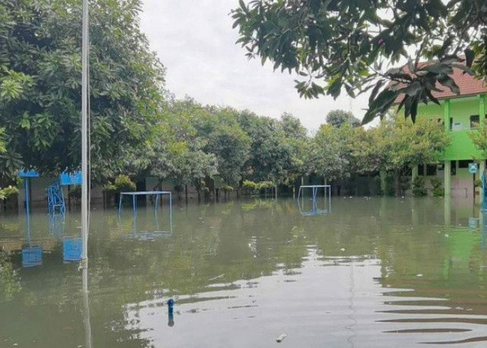 Kotanya Gibran Kebanjiran, Warganya Ngungsi ke Sekolah-Sekolah