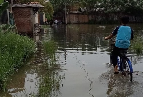 Air Kali Cilampe di Tangerang Meluap Usai Diguyur Hujan Seharian, Puluhan Rumah Dikepung Banjir