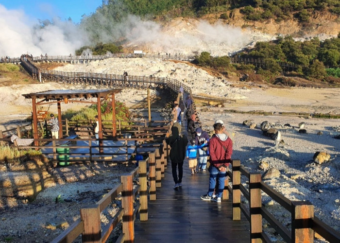 Ribuan Wisatawan Padati Kawasan Wisata Kawah Sikidang Dieng Wonosobo di H+4 Lebaran