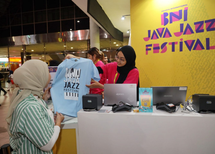 Pengunjung Java Jazz Festival 2023 saat berburu merchandise BNI 