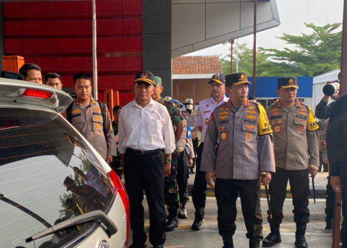 Kapolri dan Menko PMK Tinjau Arus Mudik di GT Kalikangkung Semarang, Jawa Tengah