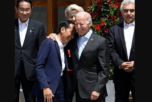 Jokowi Dirangkul Joe Biden, Ditinju Boris Johnson dan Dipeluk Emmanuel Macron 