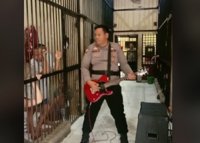 Viral! Polisi Ini Gelar Konser untuk Hibur Para Tahanan Ketika Lebaran, Bawakan Lagu Dewa 19 dan Iwan Fals
