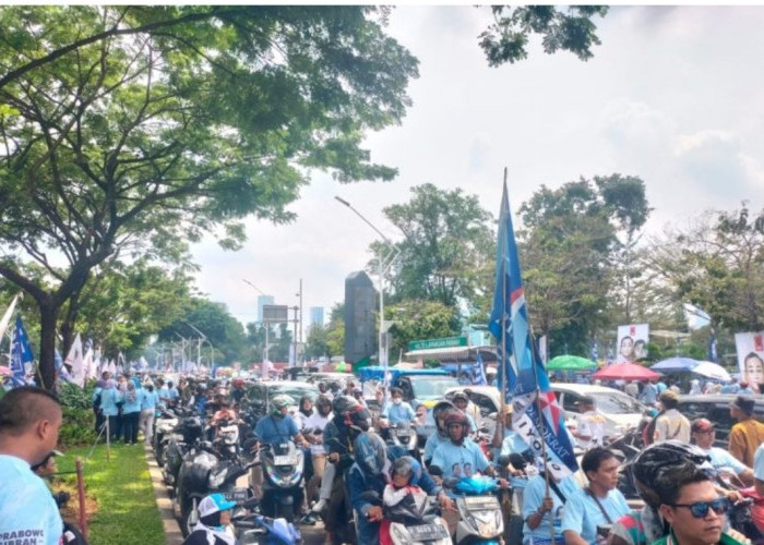 Massa Pendukung Prabowo-Gibran Mulai Padati Jalan Gatot Subroto Menuju GBK