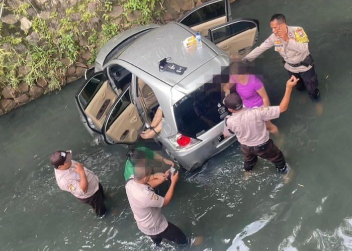 Diduga Panik, Honda Brio Tercebur ke Kali Permumahan di Bekasi, 1 Penumpang Meninggal Dunia