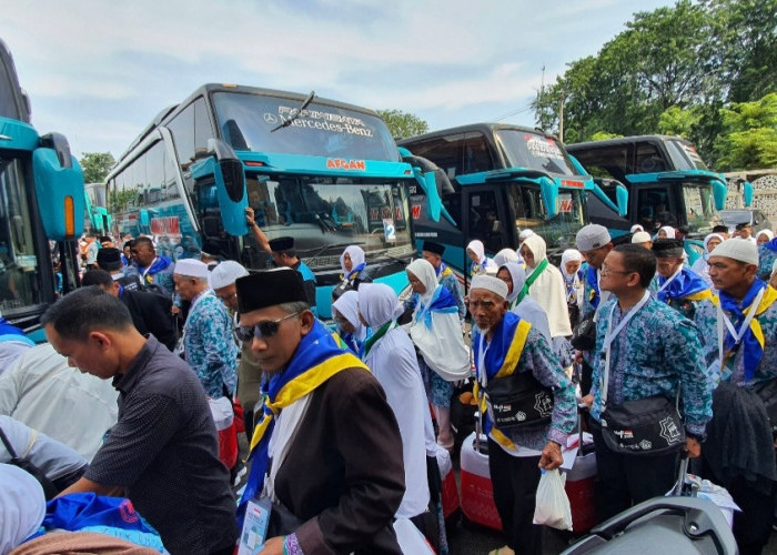 Rombongan Calon Jamaah Haji Kabupaten Cianjur Kloter 2 Jawa Barat, Tiba di Asrama Embarkasi Jakarta - Bekasi