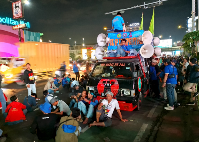 Tuntut Kenaikan UMK 2024, Massa Buruh Terus Bertahan di Simpang Gerbang Tol Bekasi Barat