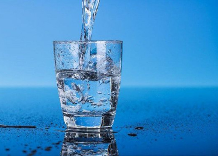 Benarkah Minum Air Putih Sebelum Tidur Bisa Merusak Ginjal? Ini Penjelasan Kemenkes