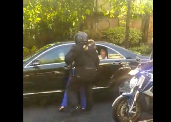 Viral Mobil Jokowi Dihadang Seorang Wanita Hingga Bikin Paspampres Ambil Tindakan 