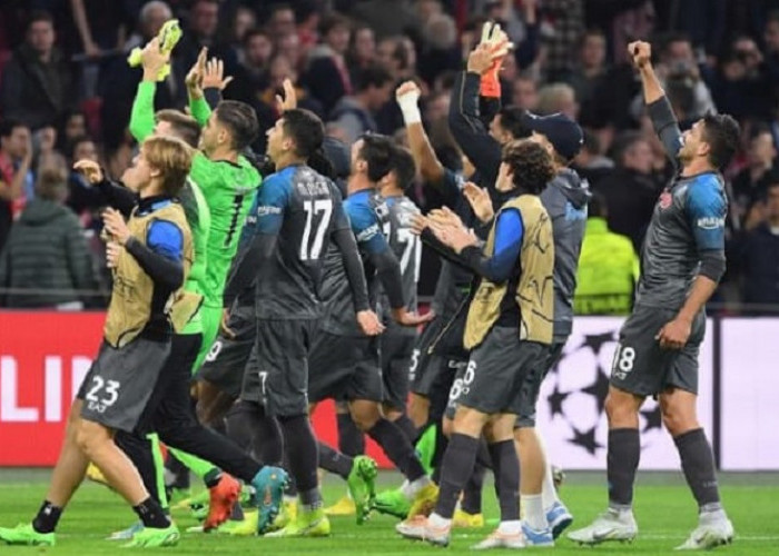 Kalah Telak, Ajax Amsterdam Tolak Bertukar Seragam dengan Napoli