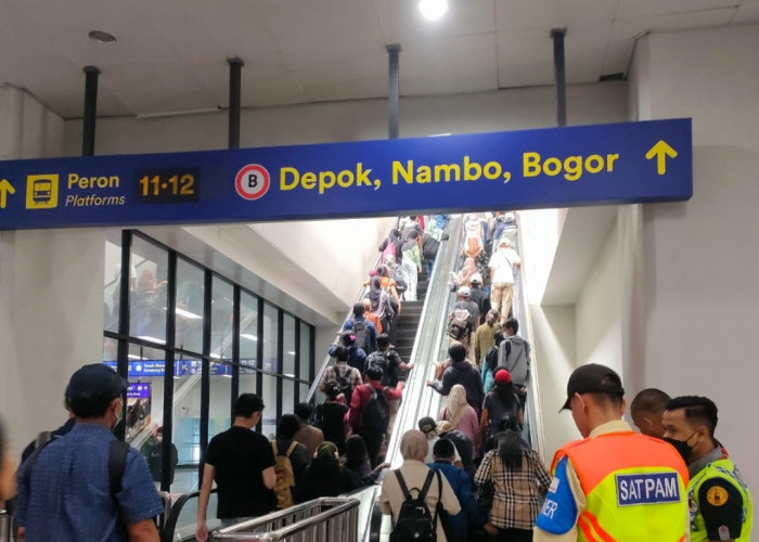 Sempat Macet, Eskalator Peron 11 dan 12 di Stasiun Manggarai Kini Kembali Berfungsi