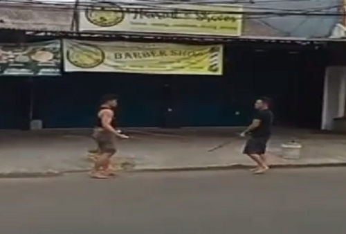 Geger! Dua Pria Ribut di Pinggir Jalan Dekat Perempatan Ciledug, Saling Serang Bawa Parang