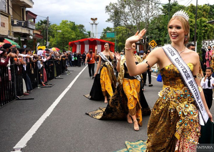 Miss Universe Switzerland ke Tulungagung, Hadiri International Batik Carnival