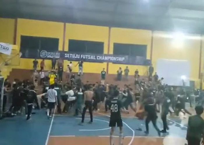 Timnya Kalah Saat Final Futsal, Bentrok Antarsuporter SMK Pecah di Stadion Patriot Candrabhaga Kota Bekasi