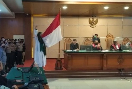 Bahar Smith Cium Bendera Merah Putih Usai Divonis 6 Bulan Penjara: Indonesia Merdeka!