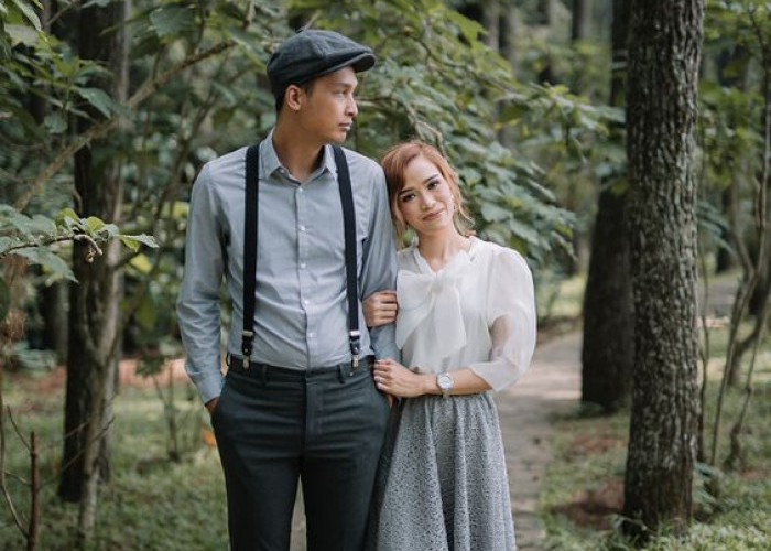 6 Inspirasi Outfit Bareng Pasangan, Dijamin Tampil Kece 