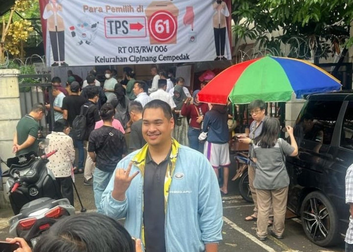 Nyoblos di TPS 61 Cipinang Cempedak, Dito Diajak Foto Bersama Warga