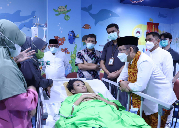 PJ Bupati Dani Ramdan Jenguk Fatir, Siswa SDN 09 Jatimulya Bekasi yang Menjalani Operasi Amputasi Kaki