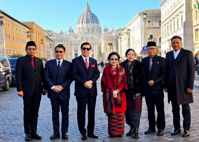 Megawati Soekarnoputri Dihadiahi Dua Buku dari Paus Fransiskus 