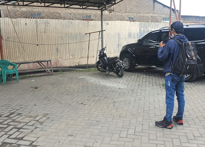 Terekam CCTV, Komplotan Maling Gasak Mobil Pick Up Milik Pengusaha di Bekasi
