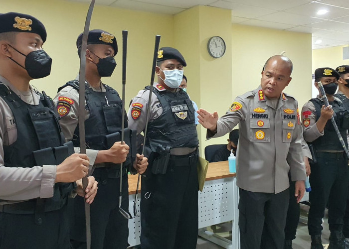 Diduga Akan Tawuran 6 Remaja di Bekasi Ditangkap, Polisi Sita Senjata Tajam Jenis Celurit Besar dan Stik Golf