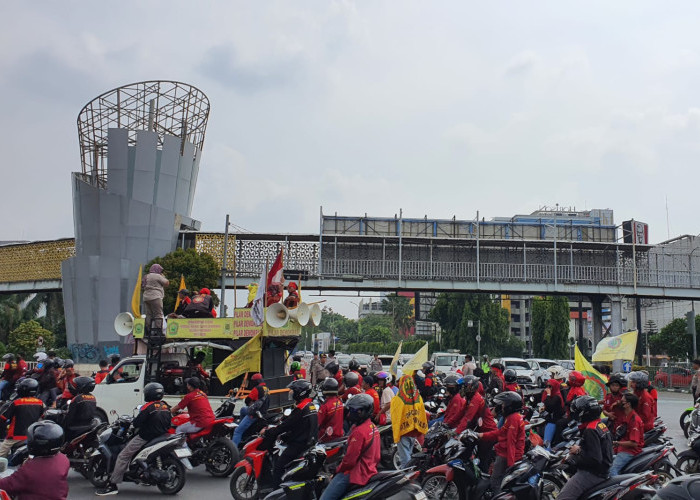 Blokade Persimpangan Gerbang Tol Bekasi Barat, Massa Demo Buruh di Bekasi Bawa 2 Tuntutan