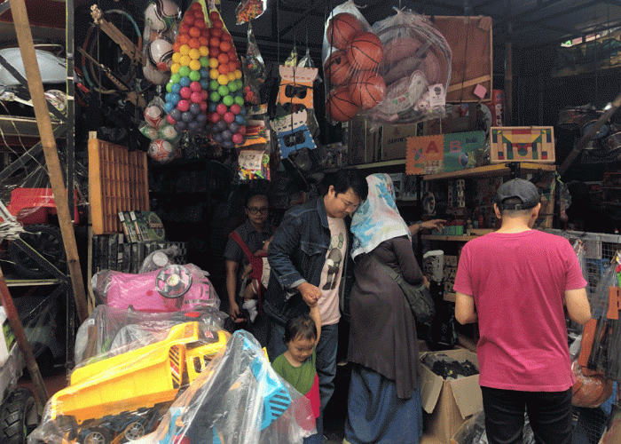 Libur Lebaran, Pasar Gembrong Diserbu Orang Tua dan Anak-anak
