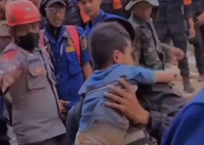 Ajaib! Bocah 4 Tahun Ditemukan Selamat Setelah 3 Hari Bertahan Hidup di Reruntuhan Gempa Cianjur