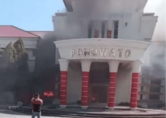  Kantor Bupati dan DPRD Pohuwato Dibakar Massa Pengunjuk Rasa
