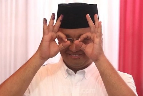  Heboh! Warga Berebut Selfie dengan Anies Baswedan di Kota Tua Jakarta
