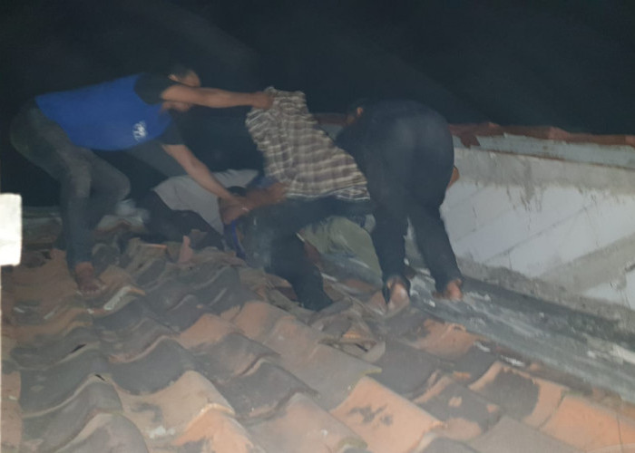 Cinta Ditolak, Pria di Tangerang Coba Lompat Dari Atap Rumah Untuk Bunuh Diri