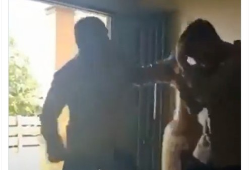 Viral Video Komandan Polisi Hajar Anggota di Depan Provos: Ayo Tangkis