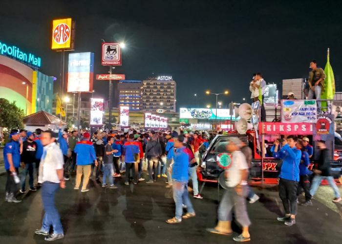 Buruh Bertahan di Simpang Gerbang Tol Bekasi Barat, Massa Sempat Bersitegang Dengan Kepolisian