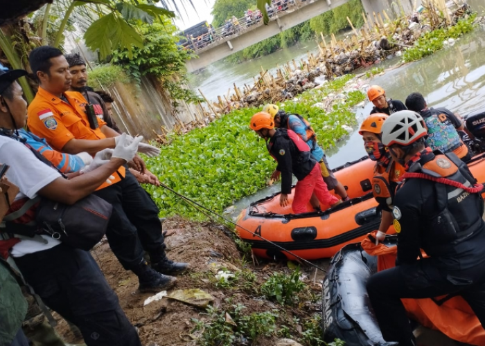 Anggota Unit Siaga SAR Bekasi Temukan 2 Adik Kaka yang Tenggelam di Kali Cikarang