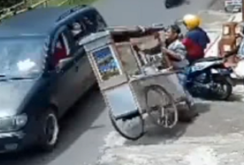 Fix Bukan Akting! Tukang Bakso Tak Sengaja Gulingkan Gerobaknya di Pinggir Jalan, Netizen: Kayak Film India