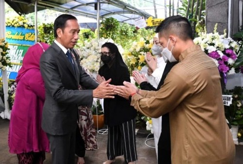 Tiba di Tanah Air, Jokowi dan Ibu Iriana Lanjut Bertakziah ke Kediaman Mendiang Tjahjo Kumolo