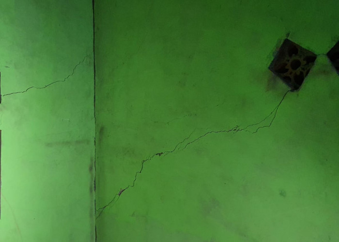 Ledakan Gudang Peluru Kodam Jaya Sebabkan Rumah di Cikiwul Bekasi Retak