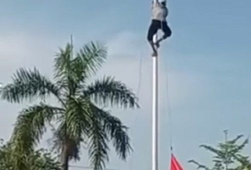 Viral Aksi Heroik Petani Panjat Tiang Karena Tali Bendera Nyangkut