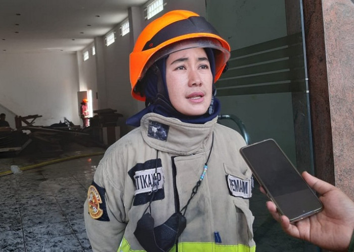 Wanita Tangguh asal Bandung Ini Pilih Jadi Petugas Pemadam Kebakaran karena Suka Tantangan