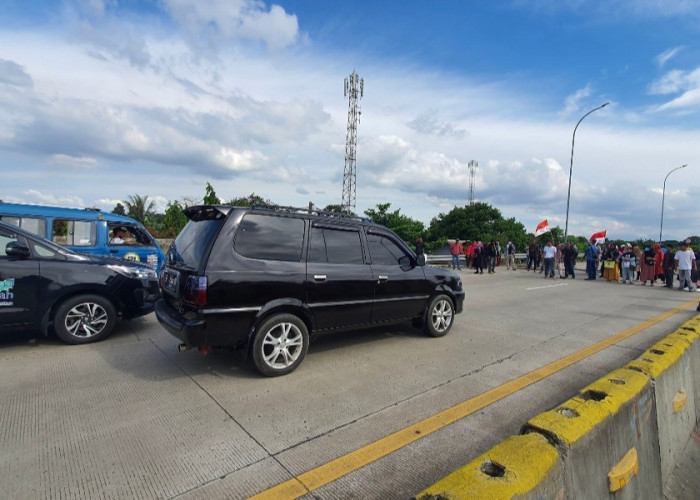 Massa Ahli Waris Kembali Blokade Tol Jatikarya Kota Bekasi, Tuntut Penggantian Uang Ganti Rugi