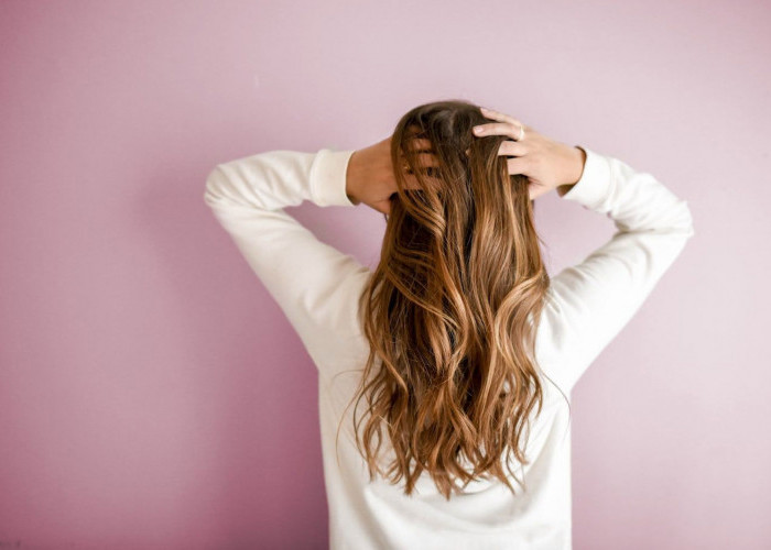 6 Tips Menyembunyikan Rambut Tipis Akibat Rambut Rontok pada Wanita 