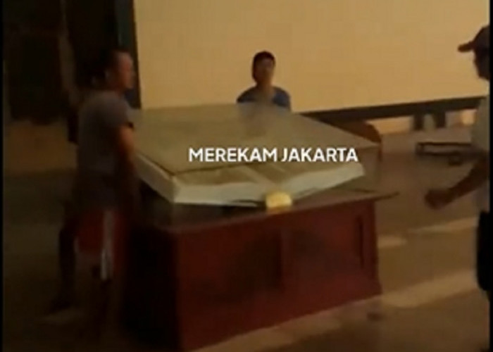 Viral! Aksi Warga Selamatkan Al-Qur'an Raksasa 100 Kg Saat Masjid Jakarta Islamic Center Kebakaran