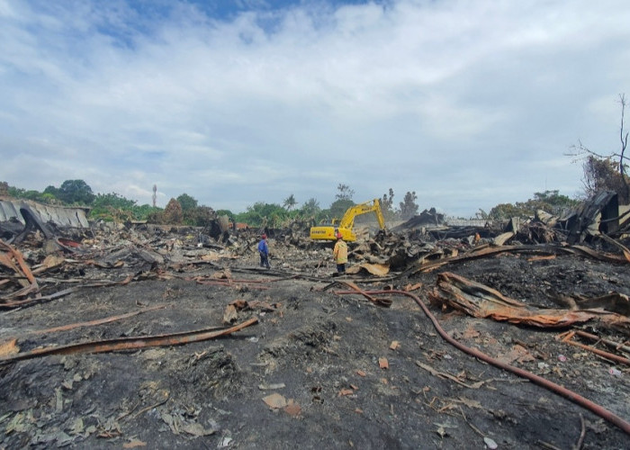 5 Unit Truk Damkar Disiagakan, Masih Ada 2 Titik Sumber Kebakaran di Gudang Limbah Plastik Bantargebang Bekasi