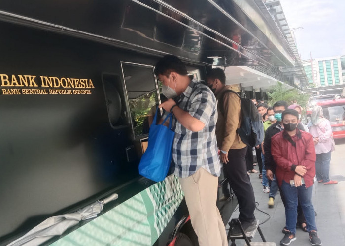 Berburu Uang Receh Untuk Persenan Lebaran, Mobil Kas Keliling BI di Tangerang Dipadati Warga