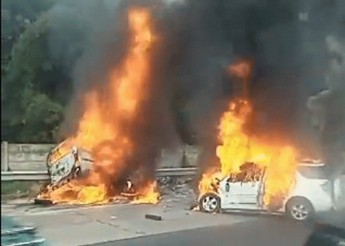 Kecelakaan di Tol Jakarta-Cikampek Km 58, 2 Mobil Terbakar Hebat 