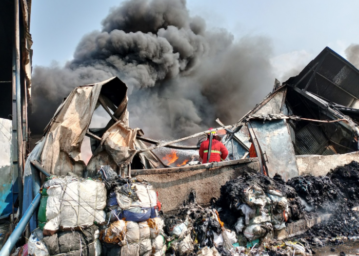 Gudang Limbah Plastik di Bekasi Terbakar, Puluhan Unit Truk Damkar Diterjunkan