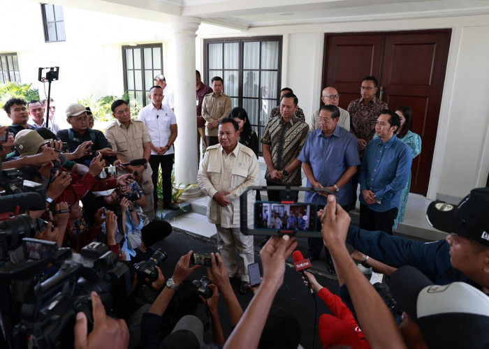 Prabowo Sowan ke SBY, Disambut Ratusan Warga Pacitan